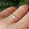 Bague fine en argent 925 recyclé demi jonc empilable brossé mat unisexe