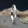 Bague fine en argent 925 recyclé demi jonc empilable brossé mat unisexe