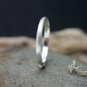 Bague fine en argent 925 recyclé demi jonc empilable brossé mat unisexe