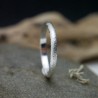 Dünner Ring aus recyceltem 925er Silber halber Armreif sandgestrahlt stapelbar Unisex