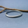 Dünner Ring aus recyceltem 925er Silber halber Armreif sandgestrahlt stapelbar Unisex