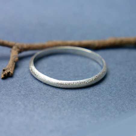 Dünner Ring aus recyceltem 925er Silber halber Armreif sandgestrahlt stapelbar Unisex