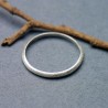 Dünner Ring aus recyceltem 925er Silber halber Armreif sandgestrahlt stapelbar Unisex