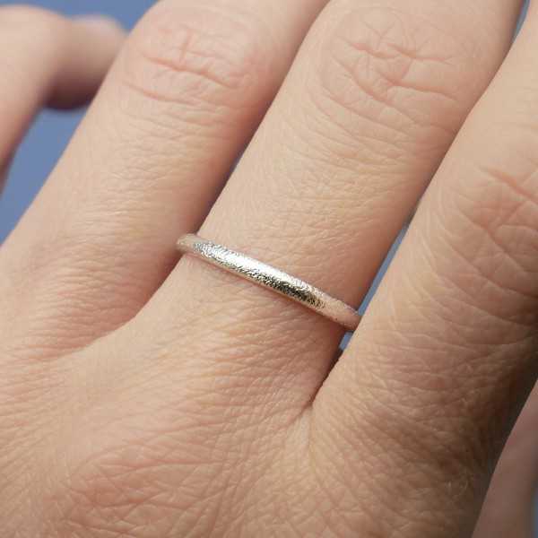 Dünner Ring aus recyceltem 925er Silber halber Armreif sandgestrahlt stapelbar Unisex