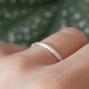 Dünner Ring aus recyceltem 925er Silber halber Armreif sandgestrahlt stapelbar Unisex