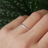 Dünner Ring aus recyceltem 925er Silber halber Armreif sandgestrahlt stapelbar Unisex