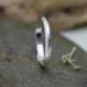 Dünner Ring aus recyceltem 925er Silber halber Armreif sandgestrahlt stapelbar Unisex