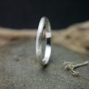 Dünner Ring aus recyceltem 925er Silber halber Armreif sandgestrahlt stapelbar Unisex