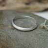 Dünner Ring aus recyceltem 925er Silber halber Armreif sandgestrahlt stapelbar Unisex