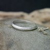 Bague fine en argent 925 recyclé demi jonc empilable sablée unisexe