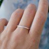 Dünner Ring aus recyceltem 925er Silber halber Armreif sandgestrahlt stapelbar Unisex