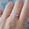 Dünner Ring aus recyceltem 925er Silber halber Armreif sandgestrahlt stapelbar Unisex