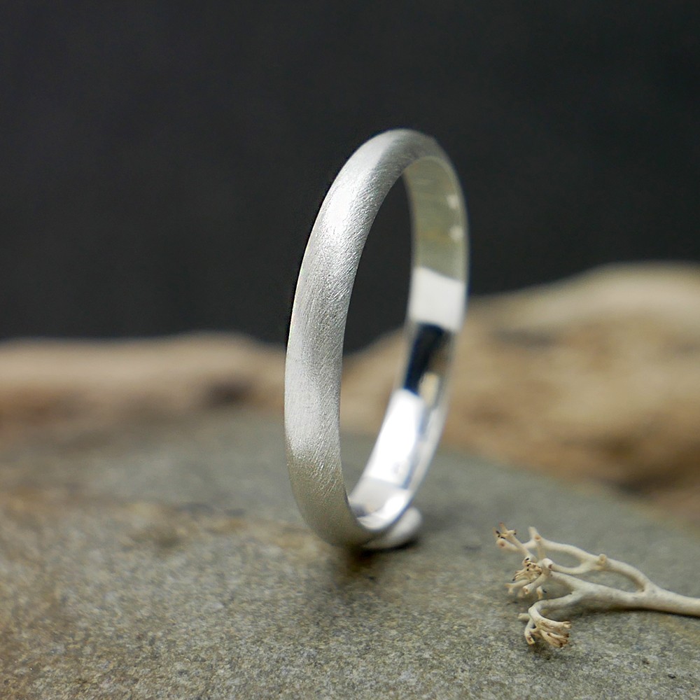 Une Bague De Alliance Autour Du Cou Alliance Myrtille Beck