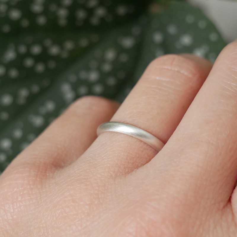 Comment restaurer une bague en argent aux anneaux entrelacés