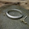 Ehering aus recyceltem 925er Silber halber Armreif sandgestrahlt stapelbar Unisex